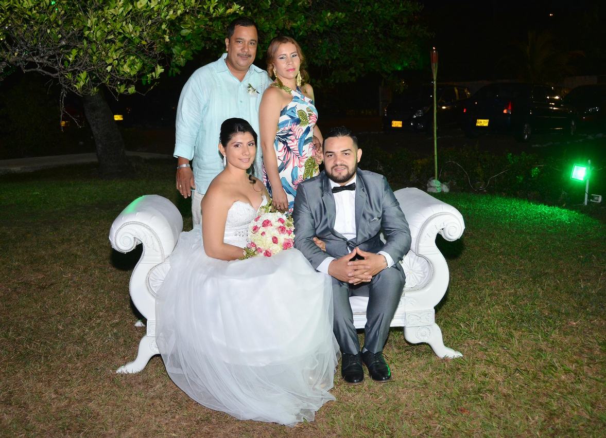 Los esposos junto a los padrinos de matrimonio Andrés Mosquera y Maryceli Córdoba.
